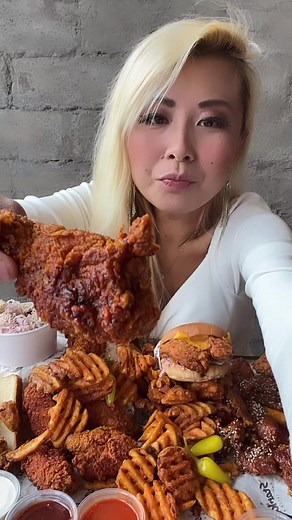 Spiciest wings from starks hot chicken #rainaiscrazy | Raìna