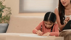 Madre ayudando a su hija con: video de stock (totalmente libre de regalías) 3853849015 | Shutterstock