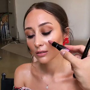 11K views · 88 reactions | Unsere Love Me Lipsticks eignen sich nicht nur ideal auf den Lippen, sondern zaubern dir auch auf den Wangen einen umwerfenden Teint! ✨  Wie findet Ihr den Look? WE LOVE! ✨ ❤️ @huseyinkaygsuz #maccosmetics #mac #maclover #macstudiofix #getyourfix #maccosmeticsgermany #beauty #macartist #mac2020 #maclipstick #macaddict | M·A·C Cosmetics | Facebook