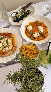 Sunny London lunch at a gorgeous terrace. What could be better than this? 🌞💌✨ The perfect summer vibes at this beautiful new restaurant in London Here’s everything we had: 💛Pizzetta - Tomato, Burrata & Basil 💛Asperges - White Asparagus & Herb Hollandaise 💛 Burrata salad 💛Conchiglie - Basil, Pistachio & Parmesan Pesto 💛Paccheri - Spicy Tomato & Stracciatella For dessert we had the creamiest and luscious table-side chocolate mousse. It was absolutely divine and loved the whole presentation!