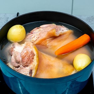 790K views · 10K reactions | Mi-am invatat toti prietenii cum sa faca cea mai delicioasa gustare! Ingrediente: ciolan de porc: 2 buc apă: 3 l morcov: 1 buc ceapă: 2 buc sare: 15 g piper negru boabe: 7 g frunze de dafin: 7 g castraveți murați: 100 g pătrunjel: 7 g | Cookrate - Romania | Facebook