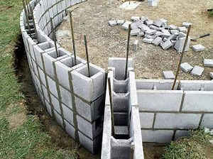Construction method of a curved concrete wall