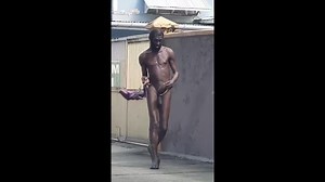 플립플랍을 신고 거리를 걷고 있는 Lol!