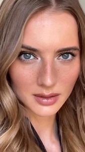 Tutorial de maquilhagem da produção de capa e moda deste mês. Ora veja o passo a passo pela arte de @joanamoreira_makeup #makeuptutorial #SaberVivermagazine #beauty | Saber Viver | Facebook