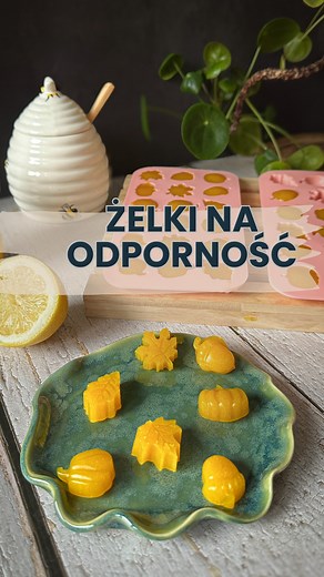 ✨Żelki na odporność, które pokochają i dzieci, i dorośli! 🍯💪 Zamiast suplementów z apteki — zrób naturalne, domowe żelki, które smakują jak słodycze, a działają jak tarcza ochronna! 🥭 Składniki: • 1 dojrzałe mango (świeże lub mrożone) • kawałek świeżego imbiru (ilość według własnego smaku — lekko pikantne lub delikatne) • sok z 1 cytryny • miód (dodaj tyle, ile lubisz – możesz zrobić bardziej kwaśne lub słodsze) • 3 łyżki żelatyny 🧡 Sposób przygotowania: Wszystko oprócz żelatyny blendujemy n