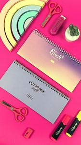 Aproveite o domingo para organizar a semana com o Planner AA! 🤩 Com miolo semanal, ele é ideal para organizar as atividades da sua rotina. Seu formato compacto, é perfeito para você carregar facilmente seu planner em todos os compromissos do dia a dia. 📅 Marque aqui nos comentário aquela pessoa que está precisando de um desses. 👀💜 Confira alguns detalhes desse produto: 📒 Idiomas: português e espanhol; 📚 72 fls; 📖Formato: 275x119;⠀ 📄 Gramatura da folha: 70g/m². #fluormixsoft #materialesco