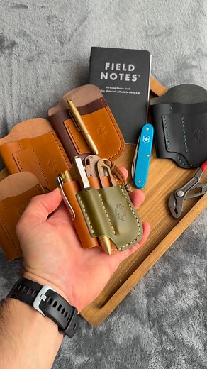 Gear loaded leather EDC organizer. Grab yourself one ➡️ 🦅 falconleathergoods.com #edccarry #falconleathergoods #bespokeleather #workshop #etsyshop #leathershop #leatherhandmade #handcrafted #leathercardholder #walletshop #leatherwallet #menwallet #edgear #pocketorganizer #leatherorganizer #pocketdump #knifeslip #customleather #edcweekly #edcsale #handstitchedleather #leathergood | Falcon Leather Goods