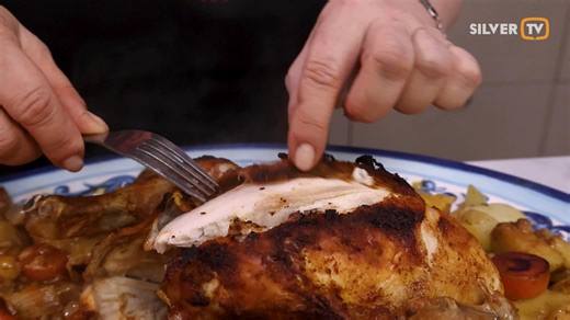 W dzisiejszym odcinku z cyklu „Pomysł na danie” Joanna Grabowska pokaże, jak przygotować idealnie soczystego i złocistego kurczaka w urządzeniu MultiCook Actifry marki Tefal. Dowiesz się, jak bez wysiłku uzyskać efekt jak z restauracji – szybko, zdrowo i bez zbędnego tłuszczu. To doskonała propozycja na rodzinny obiad lub ciepłą kolację. 👉 Partnerem odcinka jest firma Tefal. Palce lizać! #PomysłNaDanie #KuchniaPo50tce #GotujemyZTefal | Mądra Babcia