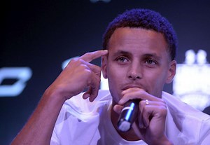 Bavures policières aux États-Unis : le basketteur Stephen Curry prend position