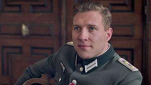 Extrait Trahisons : L'officier nazi Jai Courtney doit débusquer un agent infiltré