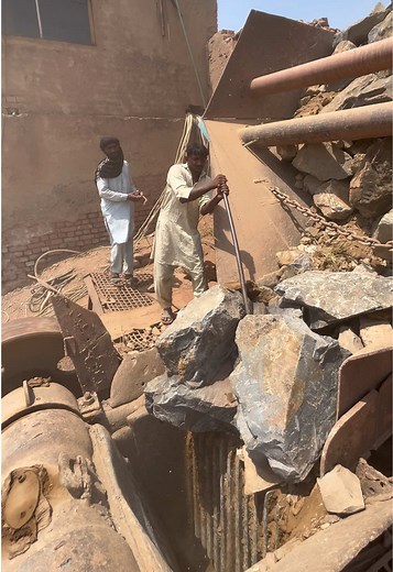 Crusher Hopper Jam: How Workers Clear Massive Black Stones