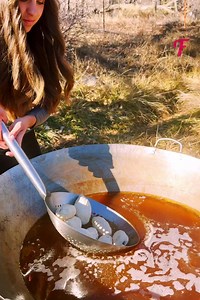 2.6K views | Pasteles de cangrejo fritos a la perfección a orillas de un río | Perfecto Family | Facebook