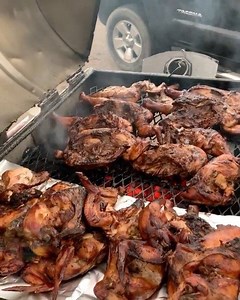 Jerk chicken has become the night time street food of choice in towns across Jamaica!💯🇯🇲 Make sure you try some on your next trip to Jamaica!👊🏾💯🇯🇲👉🏾 Repost from @jamaica_uncut . . . . #streetfood #jerkchicken #panjerk #smokechicken #jamaicanfood #fingerfood #comfortfood #foodporn #foodlovers #foodietravels #foodie | Island Vibez Kitchens
