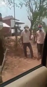 អ្នកកាងល្បែងបញ្ជល់មាន់នៅស្រុកជើងព្រៃវ៉ៃបែកកញ្ចក់រថយន្តអ្នកកាសែតខ្ទេចអស់អធិការរងស្រុកជើងព្រៃម្នាក់ចេញមុខសងសំណង 500ដុល្លារដើម្បីបញ្ចប់រឿង។ | ASEAN TV