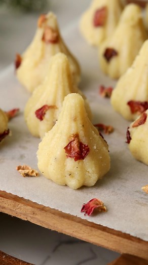 FoodRush on Instagram: "Kaju Malai Instant modak 5 ingredients and 20-min is all that takes to make this melt-in-the-mouth instant kaju malai modak. Can be stored in the refrigerator and enjoyed for 4-5 days. Happy Ganesh Chaturthi! Ingredients: 200 gm Paneer 1/2 cup Sugar 1/2 cup Cashew 1 tsp Ghee 1/2 tsp Cardamom Powder Method: 1. Cook together grated paneer and powdered sugar on low-medium till the sugar melts well, for about 4-5 mins. If you are using store-bought packaged or frozen paneer, 