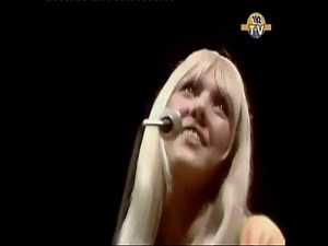 Middle of the Road fue un grupo de música pop originario de Glasgow, Escocia que contó con mucha popularidad en toda Europa y América Latina en la década de 1970. | Baúl del Tiempo