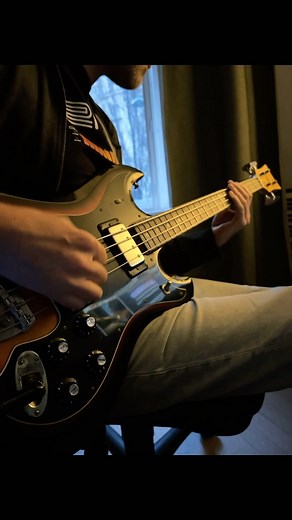 vibing to ‚gettin up‘ by q-tip, still such a gem 💎 . . . #gettinup #qtip #renaissance #hagstromguitars #pickbass #instabass @qtiptheabstract #bassplayersunited @bassplayeruniverse @bassplayerweb @sogroove_oficial @scottsbasslessons @low.end.nation @notreble | Peter Schönbauer