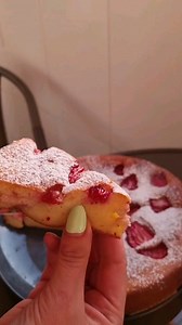 162K views · 55 reactions | Prajitura cu iaurt și căpșuni!O reteta super simpla și o prajitura delicioasa! #capsuni #prajitura | Brătucu Alexandra Maria | Facebook