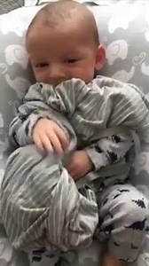 Beba je plakala za majkom dok joj babo nije dao majkinu košulju. Njena reakcija ostavlja bez teksta ❤️❤️😍😘 | Ajeti iz Kur'ana