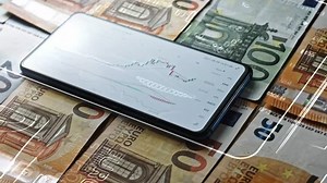 Hologramm-Effekt von Euro Banknoten und Bitcoin-Kryptowährungsinvestitionskonzept.: Stockvideos & Filmmaterial (100 % lizenzfrei) 1099679253 | Shutterstock