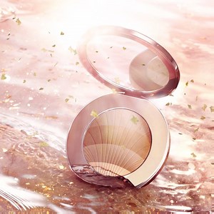 Start your summer straightaway with a golden transformation on demand. Experience natural-looking radiance - no sun required with the new #SoleilDeLaMer Bronzer. | La Mer