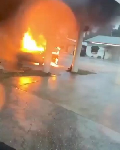 Older video but love to see this hustle from the engineer. Vid:@mountdorafirefighters www.trainyourprobie.com | Train Your Probie