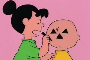 Here’s a Halloween treat — “It’s the Great Pumpkin, Charlie Brown” is free on Apple TV this weekend. No subscription required. 🎃 apple.co/PeanutsHalloween_ | Apple TV