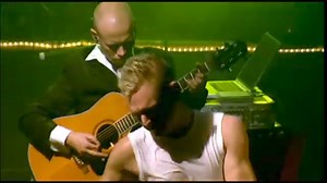 "Love to Hate You" - Erasure - 2002 Andy Bell (born 25 April 1964) Iubesc să te urăsc Woah-oh, woah-oh, woah-oh, woah-oh Woah-oh, woah-oh, woah-oh, woah-oh Ideile-mi curg nebunește, O mie de feluri de a curta un iubit atât de sincer, Iubire și ură, ce combinație frumoasă! Dându-mi fiori pe șira spinării. Pentru fiecare Casanova care se ivește, Sentimentul meu de ezitare dispare, Iubire și ură, ce combinație frumoasă! Dându-mi fiori pe șira spinării. Și iubiții pe care mi i-ai trimis Nu au venit 