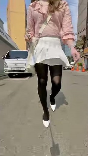 🌬️👠 wind, white high heels, Black Pantyhose, crossdresser, 여장, 검정 스타킹, 검스, 흰색 테니스 스커트, 女装男子