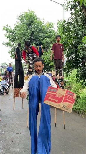 Aksi 2 jangkungan arak arakan kalikoa 2025