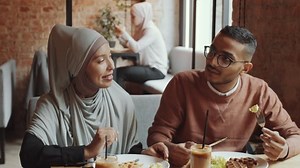 Young Middle Eastern Man Beautiful Muslim: vídeo stock (100% livre de direitos) 1060256633 | Shutterstock