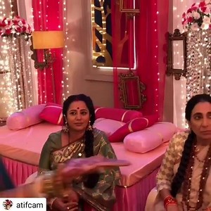 Yeahhhh u read it right " ladies fighting over Ansh that too in gujarati". Now even maa is in the competition🤣. Big question who should ansh belong to? Maa, Ruby or Pia😛😛😛. Script: talented us ( thats y some wrong gujarati spoken though) Director and DOP: our very own @atifcam @ritucj @kingsonyaa #onsetmasti #niyatifatnani #sundayfunday #shooting #nazar #lovewhatido❤️ | Niyati Fatnani