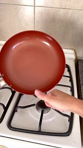 ¿Sabías que antes del primer uso de tu producto Eternity Copper tenes que curarlo? Para garantizar el buen funcionamiento de su anti adherencia💌 Seguí estos pasos: 1- Agregá una pequeña cantidad de aceite vegetal, en el interior de tu Eternity Copper (evitá aceite en aerosol, y oliva extra virgen) 2- Frotalo por su superficie interior con una servilleta de papel 3- Colocalo en la hornalla a fuego muy bajo durante 2 minutos 4- Retiralo del fuego y deja enfriar. Luego, lavalo regularmente y listo