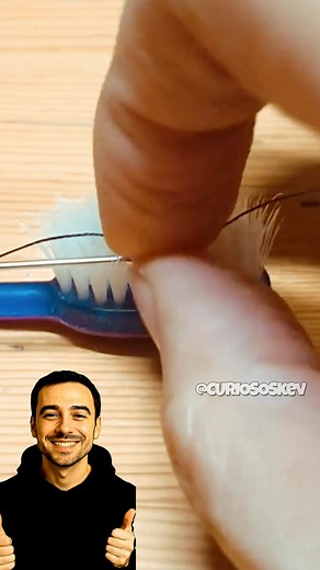 Truco rápido y sorprendente para enhebrar agujas usando un cepillo de dientes. ¡Fácil y efectivo! #TrucosDeCostura #LifeHacks #EnhebrarAgujas #DIYHack #TipDelDía #CoserFácil #Viral | Curiosos kev