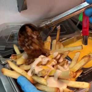 QUESO FRIES. Flippin’ Style. 📍 Flippin' Good Chicken, Burgers, Beer 🔥 Hand Cut FRIES topped with melted Queso. Flippin’ sauce and GRILLED ONIONS! 👇🏼TAG A FRY LOVER👇🏼 | Unlokt