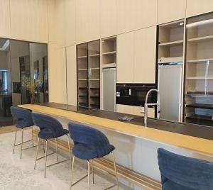 [Hot Item] Custom Islands and Countertop Wood Doors Melamine Kitchen Cabinet Sample Luxury Modern Modular Designs