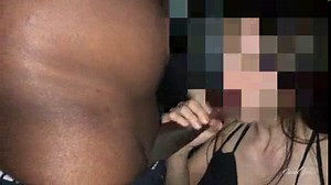 Un couple dans la balançoire cocu filme un négro croisant sa femme et a failli être pendu par la main du trou (complète en rouge)