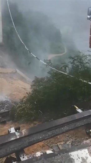 Landslide causes highway bridge to collapse in Guizhou, southwest China; no casualties reported at the scene. | East Channel | Facebook