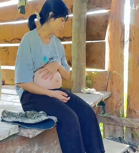 The Pregnant Mother Fishing In The River For Cooking Food | Elizabeth Videos