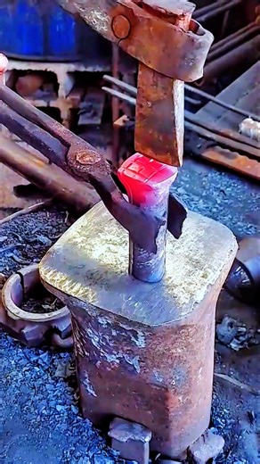 #foryou #Blacksmith #Forging #IronChain #Handmade #Metalwork #ForgedInFire #Craftsmanship #Traditi