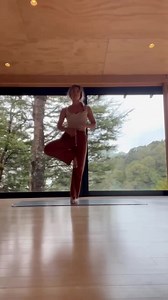 ✨How does breath work regulate the nervous system? Deep breathing decreases the activation of the amygdala. It lowers stress hormones like epinephrine and cortisol. With deep breathing, the prefrontal cortex becomes more functional improving focus. Many slow breathing practices in yoga emphasise the exhalation. it is during exhalation that the vagus nerve releases its calming messenger, acetylcholine. It is by breathing out that we can build vagal tone. The invitation for your next yoga practice