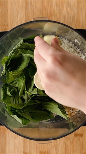 Fresh pesto is a non-negotiable when basil is booming—trust me, homemade is way better than store-bought. 🙌 The best part? It freezes beautifully, so you can enjoy that summer flavor all year long. No basil plant? No problem. Grab some at Hy-Vee (sponsored)—and don’t forget a loaf of their bakery bread for dipping. You’ll thank me later. Click below for the recipe >>> https://thrivinghomeblog.com/homemade-pesto-recipe/ | Thriving Home