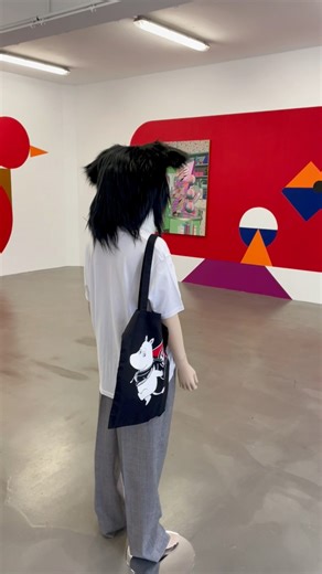 [NATURE IS QUEER] 🔆 Retrouvez l’exposition d’Ad Minoliti, « Nature is Queer » au centre régional d’art contemporain, Le Portique. L’exposition invite à travers des couleurs pops et vitaminées à s’interroger sur les questions de genre et de féminisme queer. Mêlant abstraction et représentation géométrique, l’univers d’Ad Minoliti nous plonge dans un monde coloré nourri de souvenirs d’enfance. 📍 Jusqu’au 29 septembre au Portique, ouvert du mardi au dimanche de 13h à 19h.💡 Découvrez également l’