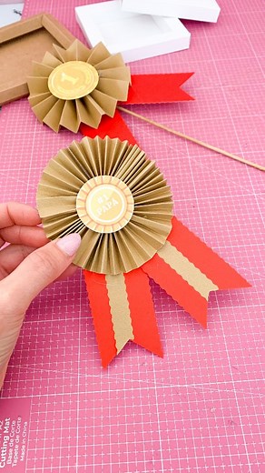 🥇 Tutorial medalla para Papá. 😍 Hermosaaaaa Perooooo perooooo 🫠🫠 lleva muchooo trabajo y paciencia. 🤣🤣 Hacelo con tiempo. ❌️ No te vayas sin guardarlo. 😊 Cariños Lili 👑 #diys #emprendedora #emprendedora #tutoriais #videoviral #videotutorial | La Reina del Tutorial