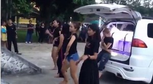 VIRAL. Empat Wanita Menari Erotis Saat Prosesi Pemakaman Kawannya - Tribunbatam.id