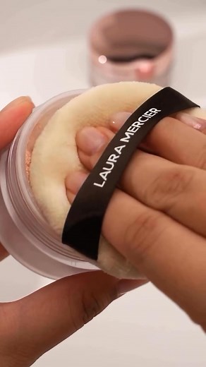 Laura mercier loose powder available in wholesale reats | H & A Cosmetic