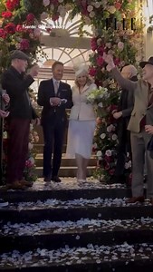 228K views · 23K reactions | Kim Catrall y Rusell Thomas se han dado el ‘sí, quiero’ en Londres en una ceremonia íntima a la que tan solo asistieron 12 invitados. La actriz de ‘Sexo en Nueva York’ se decantó por un look nupcial compuesto por una ‘blazer’ y una falda midi de Dior y lo completó con un tocado de Philip Treacy. Sencillamente radiante. : @philiptreacy Getty Images #kimcatrall #rusellthomas | ELLE España | Facebook