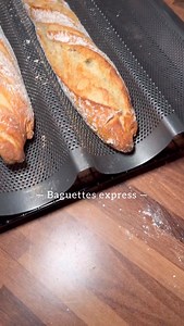 Baguettes express 🥖 Si je te dis que tu peux faire les mêmes baguettes chez toi en 2h 🙌🏼 un conseil : teste et tu vas être bluffé 😄 La recette pour 2 baguettes - 300g de farine (T65 Label Rouge pour moi) - 5g de levure fraîche - 6g de sel fin - 240g d’eau à température ambiante Protocole : Tu mélanges tous les ingrédients pendant environ 5/10 min. Tu laisses poser 15 min. - Tu fais 4 rabats ( n’hésite pas à mouiller tes mains) puis 15 min de pause. - Tu refais 4 rabats et tu laisses poser 1h