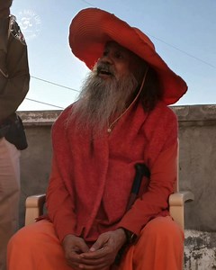 5.8K views · 528 reactions | The Satguru wields a mighty sword of boundless divine mercy. With it, He cuts away all attachments, allowing perfect Anand (bliss) to arise within the heart.李 ✨ In the presence of the Vishwaguruji, bondage dissolves and true freedom is revealed. #Vishwaguruji #SatguruKripa #DivineMercy #Anand #GuruTattva #OMAshram #SpiritualFreedom #YogaInDailyLife | Yoga in Daily Life | Facebook