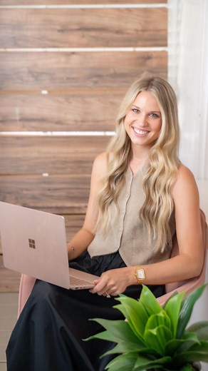 Learn more about our Account Associate, Ashley! Ashley keeps everything running smoothly by managing client communications and making sure every project is on track. She is organized, driven, and incredibly hardworking. Always smiling and full of positive energy, Ashley lights up every room she walks into. We’re so grateful to have you on the JSK team, Ashley! 💛 | JSK Marketing